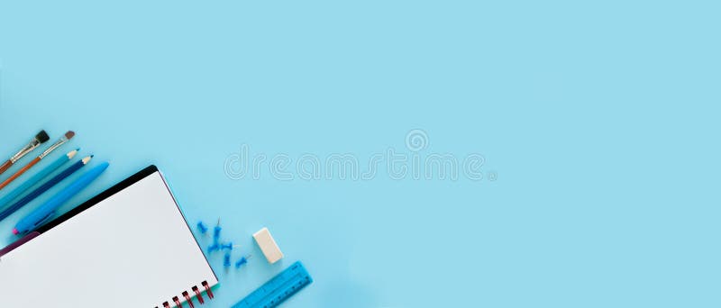 Fond bleu et fournitures scolaires bleues De nouveau à l'école l plat photos stock Fond bleu et fournitures scolaires bleues De nouveau à l'école l plat photos stock