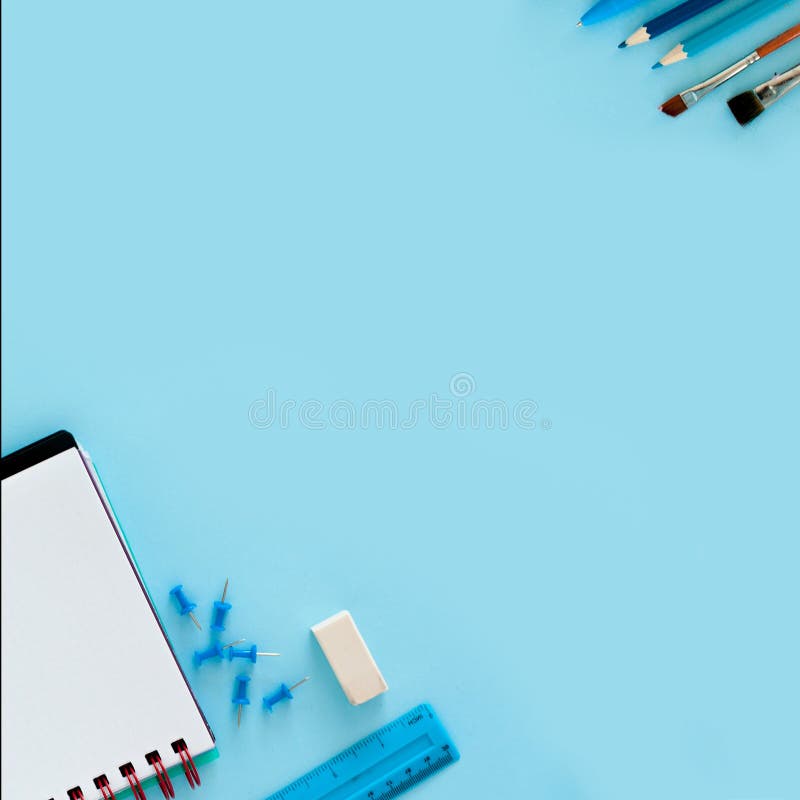 Fond bleu et fournitures scolaires bleues De nouveau à l'école l plat images libres de droits Fond bleu et fournitures scolaires bleues De nouveau à l'école l plat images libres de droits