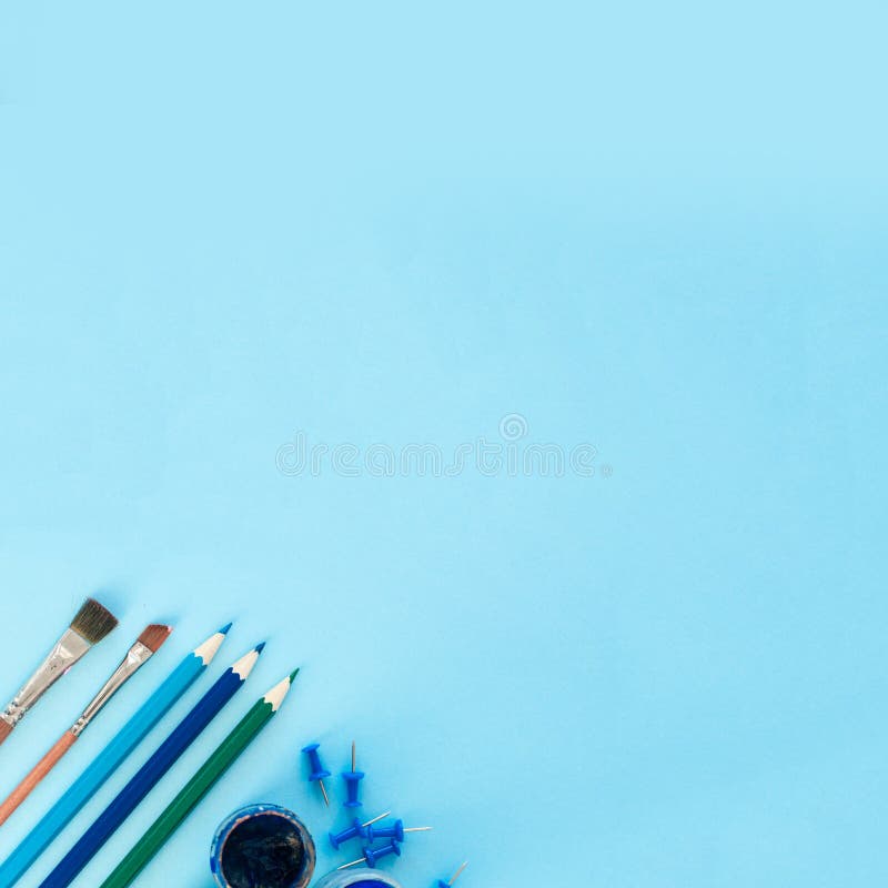 Fond bleu et fournitures scolaires bleues De nouveau à l'école l plat images libres de droits Fond bleu et fournitures scolaires bleues De nouveau à l'école l plat images libres de droits