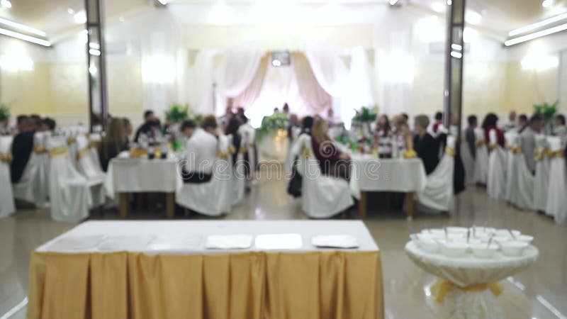 Fond brouillé, les gens s'asseyant à la table de dîner Les serveurs servent, les gens à l'arrière-plan sont brouillés clips vidéos