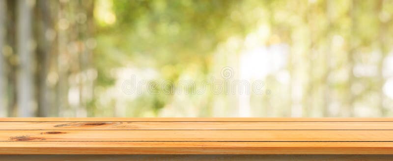Fond brouillé par table vide de conseil en bois Table en bois brune de perspective au-dessus de fond de forêt d'arbres de tache f photographie stock libre de droits Fond brouillé par table vide de conseil en bois Table en bois brune de perspective au-dessus de fond de forêt d'arbres de tache f photographie stock libre de droits