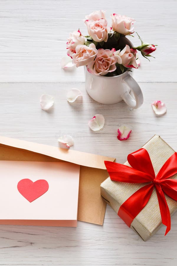 Fond, coeur et fleurs de Saint Valentin sur le bois blanc photographie stock Fond, coeur et fleurs de Saint Valentin sur le bois blanc photographie stock