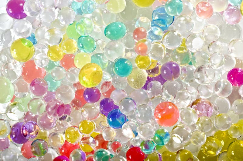 beaucoup de boules d'hydrogel de couleurs différentes. ensemble d'orbis  multicolores. perles d'eau en cristal pour les jeux. ballons à l'hélium.  peut être utilisé comme arrière-plan. gel polymère gel de silice. 4536822  Photo