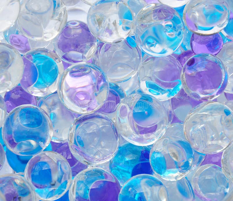 L'eau a Coloré Des Boules De Gel D'un Plat Blanc Gel De Polymère Silicagel  Boules D'hydrogel Bleu Boule Liquide En Cristal Avec L Image stock - Image  du coloré, billes: 142133975