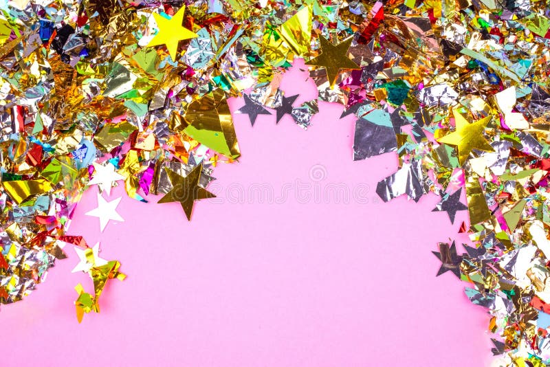 Fond color? de c?l?bration avec des confettis, des ?toiles, des feux d'artifice et la d?coration sur le fond rose Configuration p photo stock Fond color? de c?l?bration avec des confettis, des ?toiles, des feux d'artifice et la d?coration sur le fond rose Configuration p photo stock