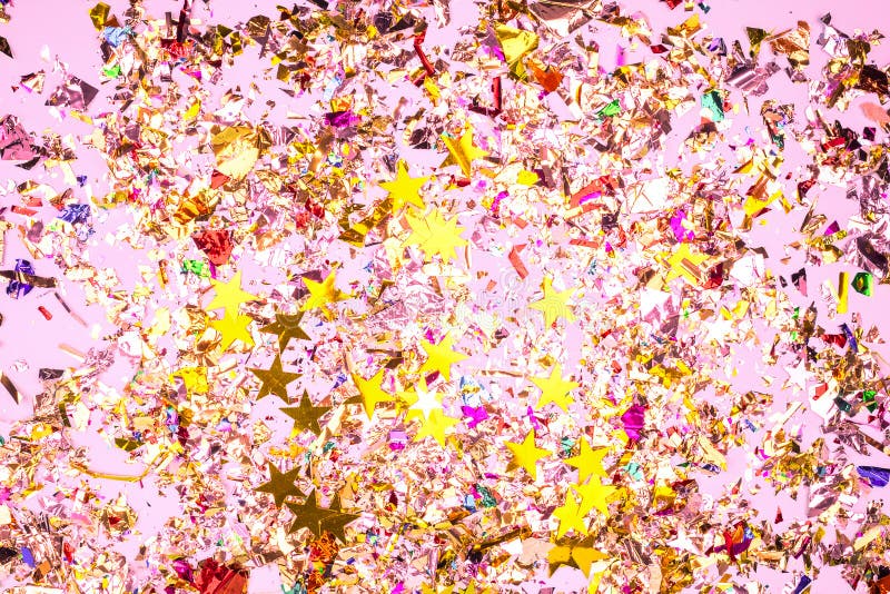 Fond color? de c?l?bration avec des confettis, des ?toiles, des feux d'artifice et la d?coration sur le fond rose photos stock Fond color? de c?l?bration avec des confettis, des ?toiles, des feux d'artifice et la d?coration sur le fond rose photos stock