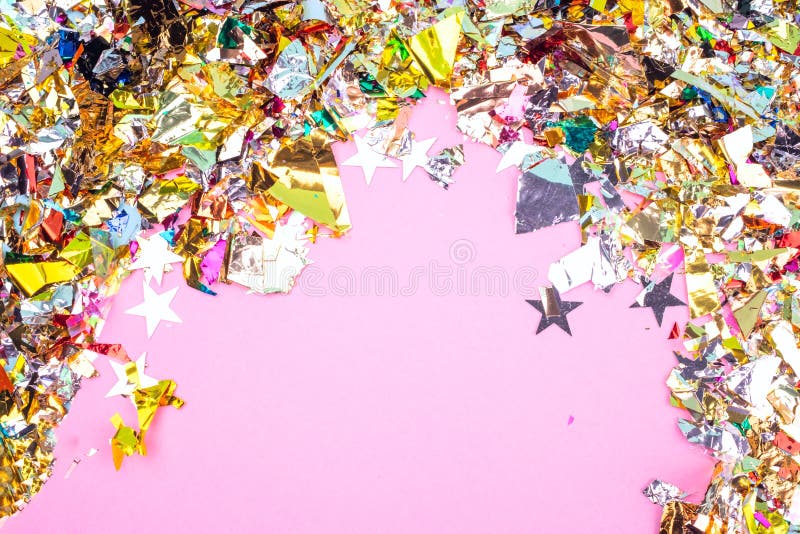 Fond coloré de célébration avec des confettis, des étoiles, des feux d'artifice et la décoration sur le fond rose Configuration p image libre de droits Fond coloré de célébration avec des confettis, des étoiles, des feux d'artifice et la décoration sur le fond rose Configuration p image libre de droits