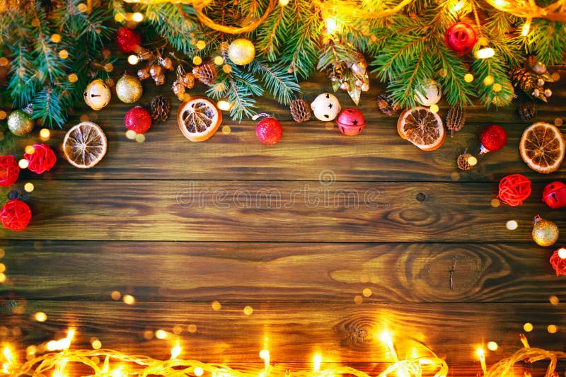 Fond d'hiver de Noël, une table décorée des branches de sapin et décorations An neuf heureux Joyeux Noël images stock Fond d'hiver de Noël, une table décorée des branches de sapin et décorations An neuf heureux Joyeux Noël images stock