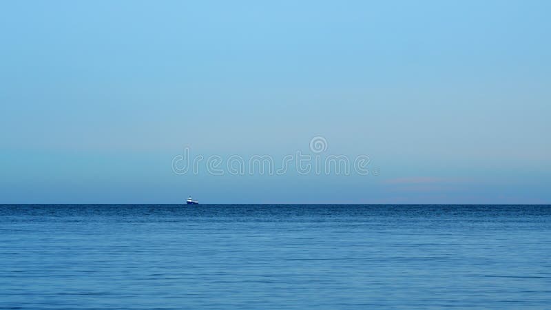Fond d'horizon marin calme. mer bleu calme eau de plage avec ciel bleu clair. temps réel.