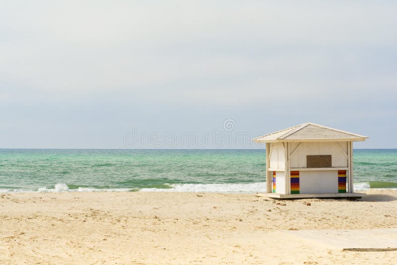 Fond d'océan Plage vide Huttes blanches de plage à côté de la mer photos stock Fond d'océan Plage vide Huttes blanches de plage à côté de la mer photos stock