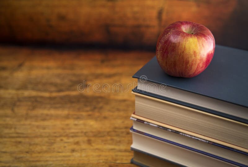 Fond d'éducation avec une pile des livres et d'Apple