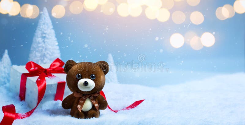 Fond de bannière de Noël ; Arbre de Noël, ours de nounours mignon et boîte-cadeau sur la neige images libres de droits Fond de bannière de Noël ; Arbre de Noël, ours de nounours mignon et boîte-cadeau sur la neige images libres de droits