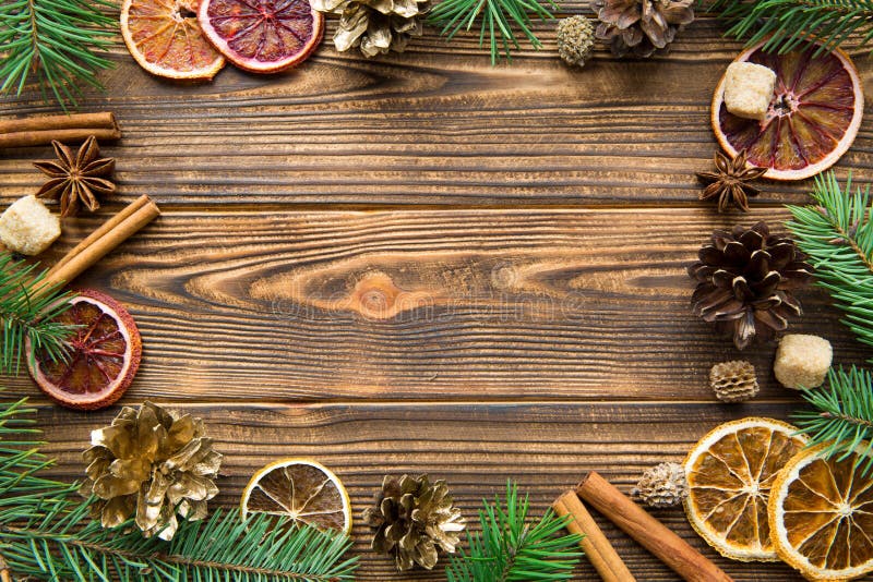 Fond de brun de vacances de Chrismas Oranges siciliennes sèches avec les bâtons de cannelle, l'anis et les cônes d'or Copiez l'es photo libre de droits Fond de brun de vacances de Chrismas Oranges siciliennes sèches avec les bâtons de cannelle, l'anis et les cônes d'or Copiez l'es photo libre de droits
