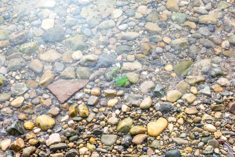 Cailloux Et Roches D'eau De Mer Sur La Plage Avec Le Fond Transparent ...