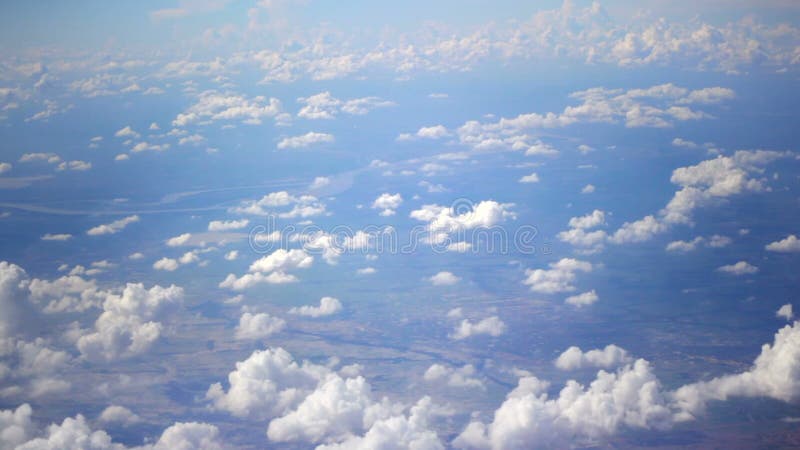 Fond de ciel bleu et de nuage en dehors de l'avion de passager, volant par les nuages - la vue par la fenêtre, dépistant le tir clips vidéos