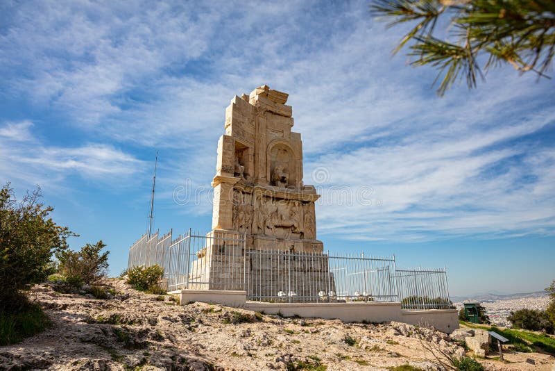 Fond de ciel bleu de monument philopappos. Athènes, Grèce images libres de droits
