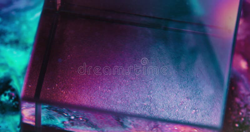Fond de couleur fluorescente de rotation du cube de verre banque de vidéos