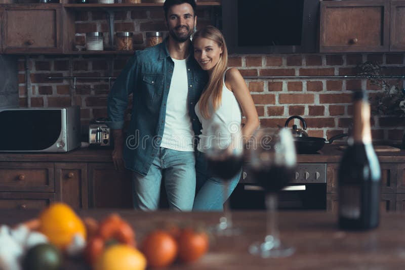 Fond de cuisine avec du vin et deux verres photographie stock