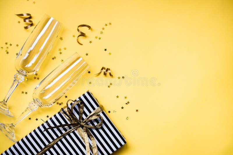 Fond de célébration - vue supérieure de deux verres chrystal de champagne, un boîte-cadeau enveloppé en papier rayé noir et blanc photographie stock libre de droits Fond de célébration - vue supérieure de deux verres chrystal de champagne, un boîte-cadeau enveloppé en papier rayé noir et blanc photographie stock libre de droits