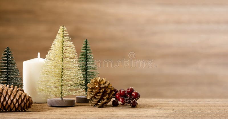 Fond de décoration d'arbre de Noël sur la table en bois avec la neige cône de pin, gui et boule de cloche accrochant avec le mur photographie stock libre de droits Fond de décoration d'arbre de Noël sur la table en bois avec la neige cône de pin, gui et boule de cloche accrochant avec le mur photographie stock libre de droits