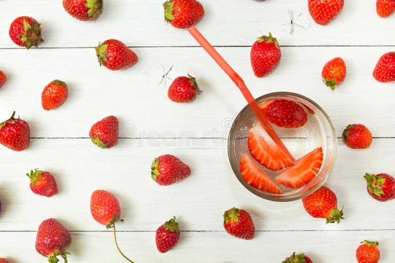Fond de l'eau de fraise et des baies fraîches sur une table blanche légère Detox, un mode de vie sain boisson fraîche photo libre de droits Fond de l'eau de fraise et des baies fraîches sur une table blanche légère Detox, un mode de vie sain boisson fraîche photo libre de droits
