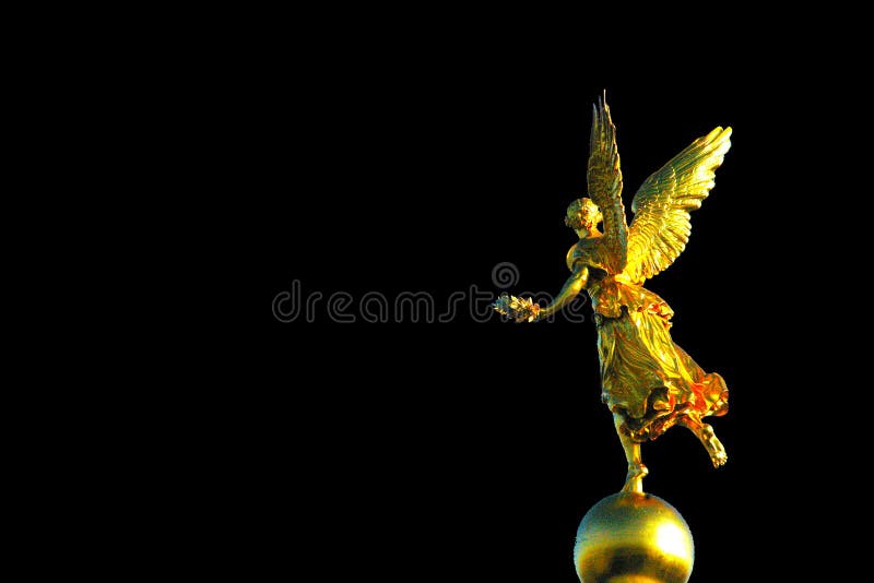 Fond de noir de statue d'ange d'or photos libres de droits Fond de noir de statue d'ange d'or photos libres de droits