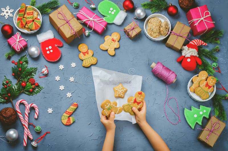 Fond de Noël avec des cadeaux, biscuits, décoration a de Noël photo stock Fond de Noël avec des cadeaux, biscuits, décoration a de Noël photo stock