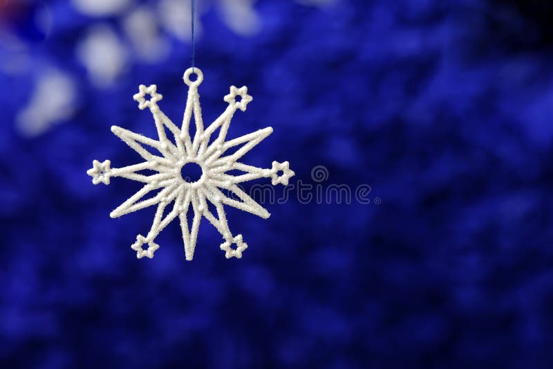 Fond de Noël avec des flocons de neige sur le conseil en bois Vue de ci-avant Configuration plate image libre de droits Fond de Noël avec des flocons de neige sur le conseil en bois Vue de ci-avant Configuration plate image libre de droits