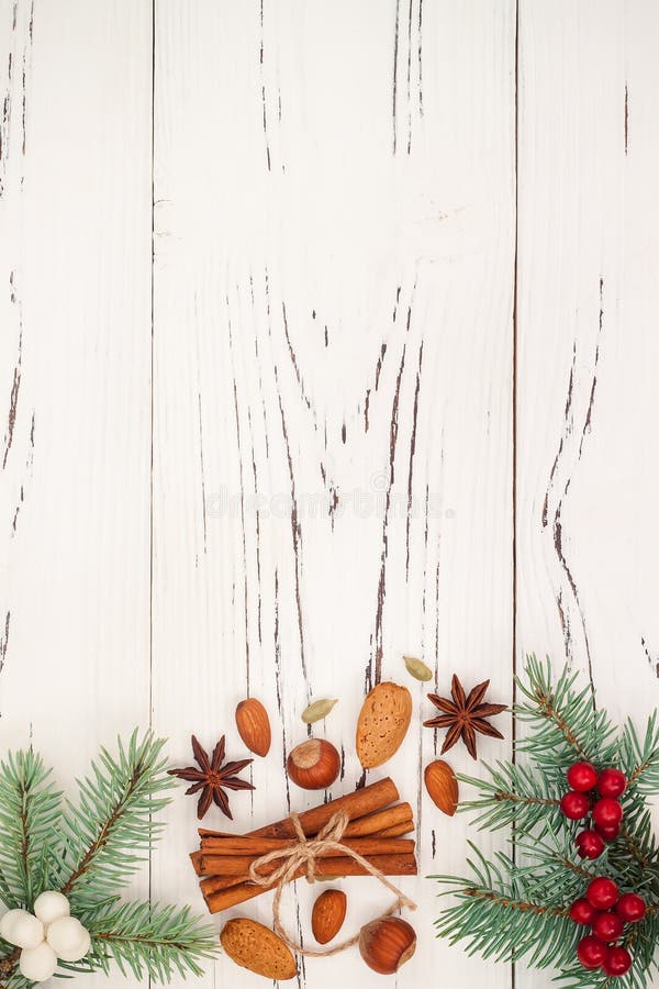 Fond de Noël avec des présents, des branches de sapin et des épices sur le vieux conseil en bois avec l'espace de copie photographie stock Fond de Noël avec des présents, des branches de sapin et des épices sur le vieux conseil en bois avec l'espace de copie photographie stock
