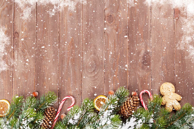 Fond de Noël avec l'arbre de sapin et le décor de nourriture images libres de droits Fond de Noël avec l'arbre de sapin et le décor de nourriture images libres de droits