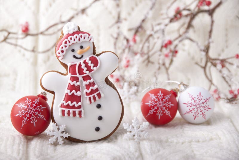 Fond de Noël avec le pain d'épice sous la forme un bonhomme de neige photo stock Fond de Noël avec le pain d'épice sous la forme un bonhomme de neige photo stock