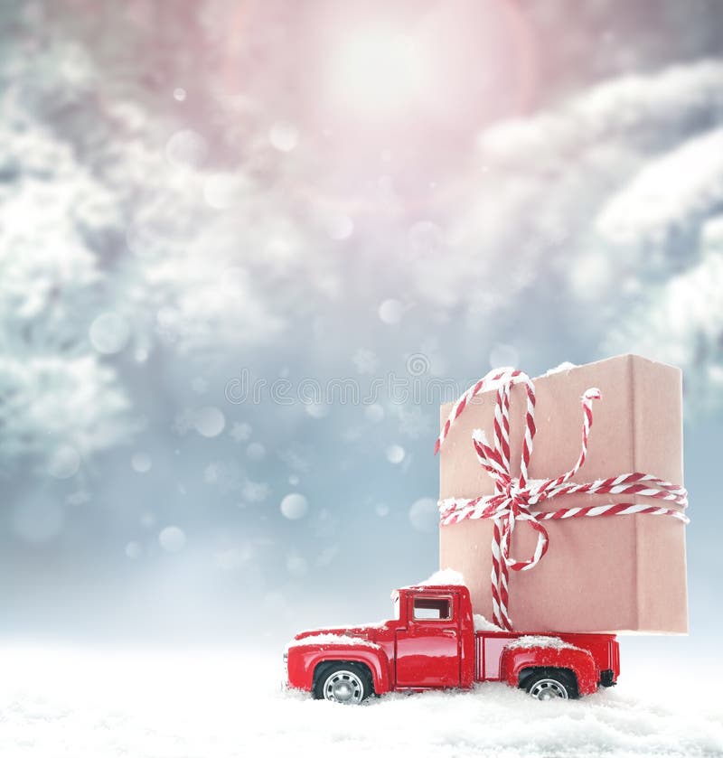 Fond de noël avec neige et voiture rétro avec boîte cadeau. joyeux noël et heureux nouvel an. photographie stock libre de droits