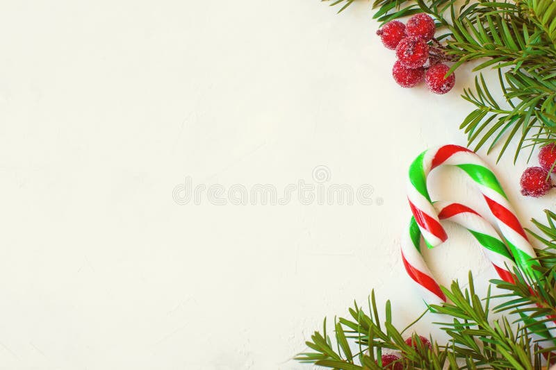 Fond de Noël ou de nouvelle année : branches d'arbre de sapin, baies rouges, canne de sucrerie, décoration sur un fond blanc de p photos libres de droits Fond de Noël ou de nouvelle année : branches d'arbre de sapin, baies rouges, canne de sucrerie, décoration sur un fond blanc de p photos libres de droits