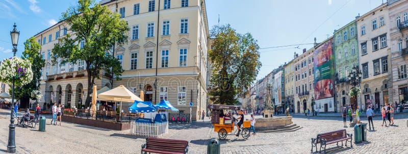 Fond de paysage urbain de vieille partie de ville de Lviv en Ukraine pendant la saison d'été images libres de droits Fond de paysage urbain de vieille partie de ville de Lviv en Ukraine pendant la saison d'été images libres de droits