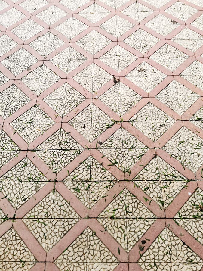 Fond de plancher beige et rouge ou cobblestone texture. Le jardin moderne a carrelé les machines à paver. Modèle abstrait géométri. Couverture décorative du modèle géométrique beige et rouge de marche du secteur