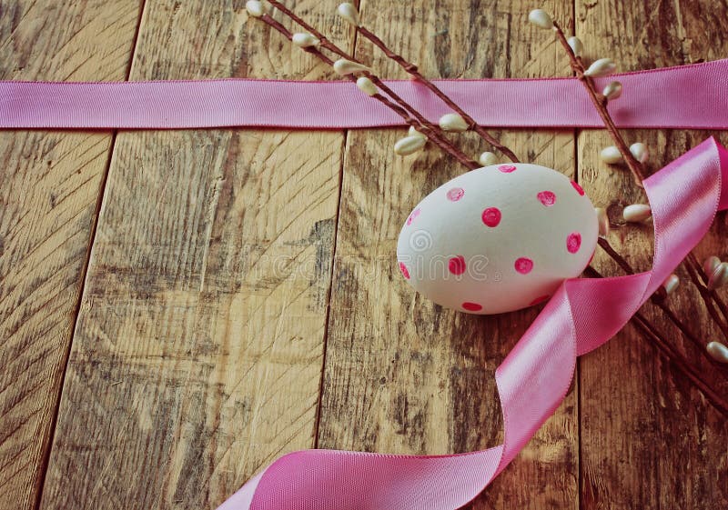 Fond de Pâques avec l'oeuf et le ruban rose photo stock Fond de Pâques avec l'oeuf et le ruban rose photo stock