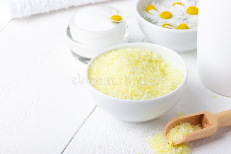 Fond de station thermale avec du sel de Yellow Sea de bain, la crème naturelle et la camomille images libres de droits Fond de station thermale avec du sel de Yellow Sea de bain, la crème naturelle et la camomille images libres de droits