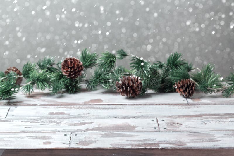 Fond de vacances de Noël avec la table blanche en bois vide et les lumières de fête de Noël