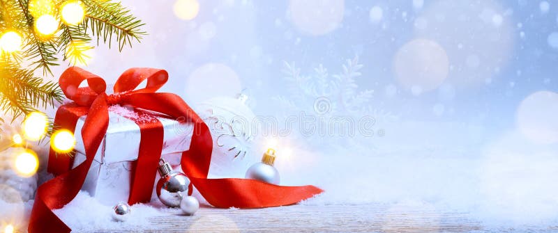 Fond de vacances de Noël avec le boîte-cadeau ; arbre de sapin de neige, holi photographie stock Fond de vacances de Noël avec le boîte-cadeau ; arbre de sapin de neige, holi photographie stock