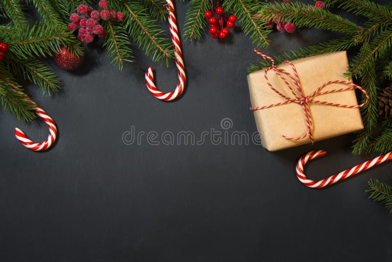 Fond de vacances de Noël - arbre, cadeaux, baies de houx et décoration sur le chackboard noir Carte de vacances avec l'espace de images stock Fond de vacances de Noël - arbre, cadeaux, baies de houx et décoration sur le chackboard noir Carte de vacances avec l'espace de images stock