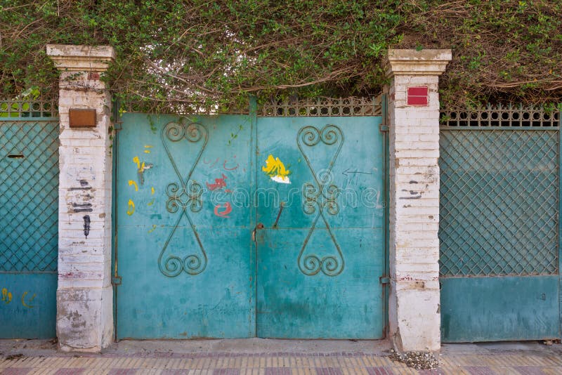Fond de vieilles portes antiques superficielles par les agents vertes de fer travaillé de grunge avec les ornements floraux de mo photo libre de droits Fond de vieilles portes antiques superficielles par les agents vertes de fer travaillé de grunge avec les ornements floraux de mo photo libre de droits