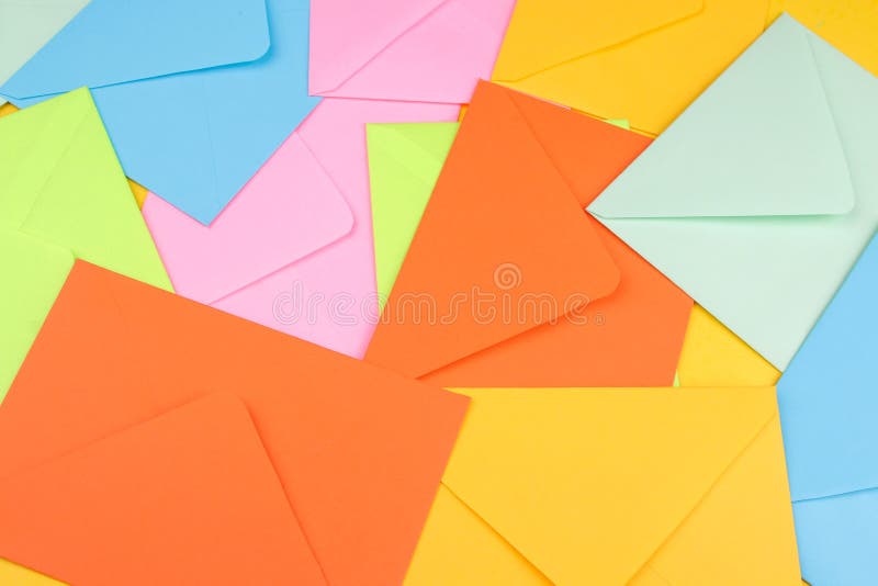 Enveloppes Postales Multicolores Empilées Sur Un Fond Jaune Vif Concept De  Courrier Ou De Livraison