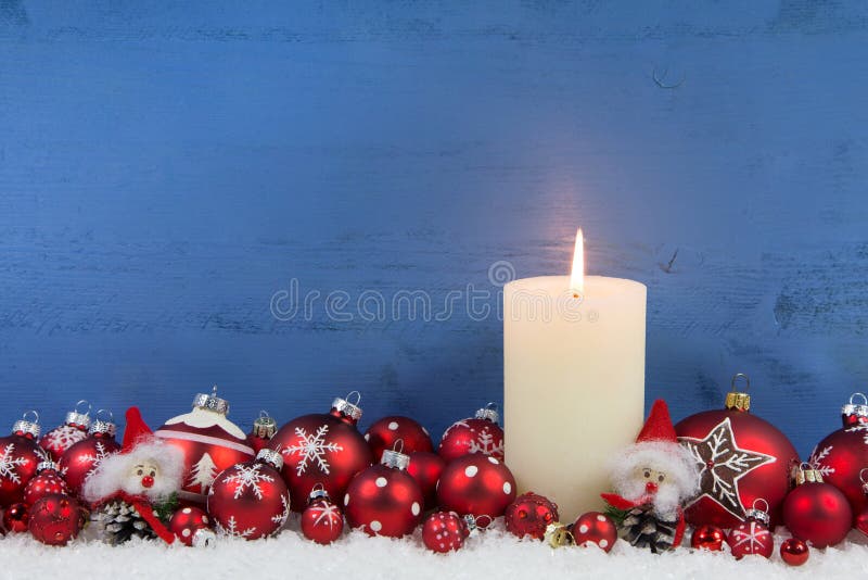 Fond en bois bleu de Noël avec une bougie blanche et un BAL rouge photographie stock libre de droits Fond en bois bleu de Noël avec une bougie blanche et un BAL rouge photographie stock libre de droits