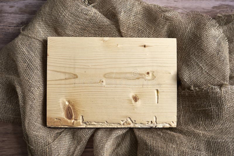 Fond en bois entouré par la toile de jute sur le support en bois Maquette photo stock Fond en bois entouré par la toile de jute sur le support en bois Maquette photo stock