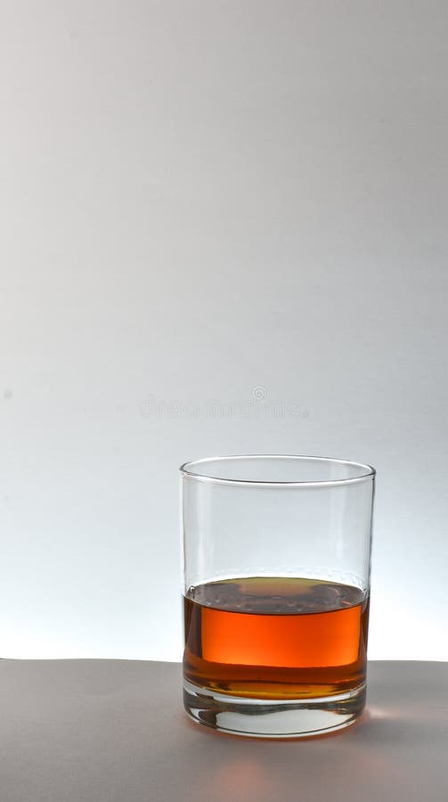 Fond en verre de blanc de whiskey de bourbon photos stock Fond en verre de blanc de whiskey de bourbon photos stock