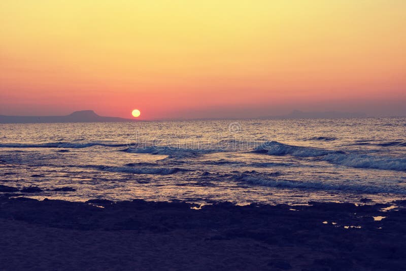 Fond et concept colorés pour des vacances de voyage et d'été Beau coucher du soleil par la mer Île méditerranéenne de Crète - photos stock Fond et concept colorés pour des vacances de voyage et d'été Beau coucher du soleil par la mer Île méditerranéenne de Crète - photos stock