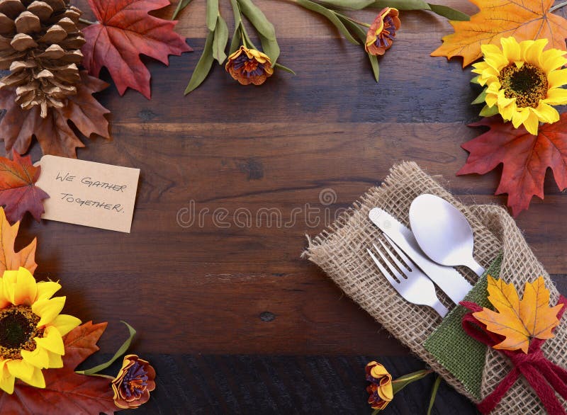 Fond heureux de thanksgiving avec les frontières décorées photos libres de droits Fond heureux de thanksgiving avec les frontières décorées photos libres de droits