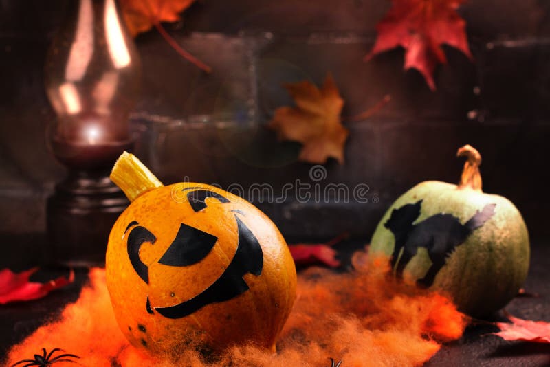 Fond heureux de vacances de Halloween avec le potiron et les feuilles d'automne drôles photographie stock Fond heureux de vacances de Halloween avec le potiron et les feuilles d'automne drôles photographie stock
