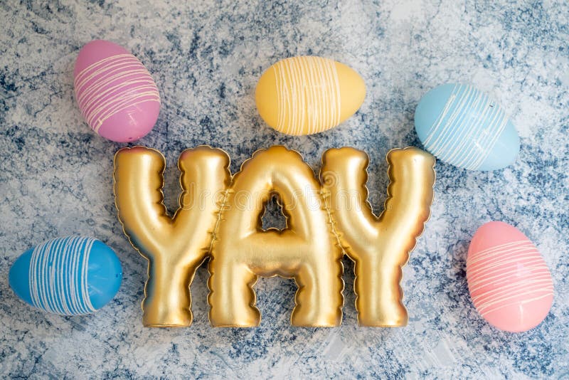 Fond Jeune D Oeuf De Paques D Amusement Avec Le Mot Yay Dans Le Lettrage D Or Jolis Oeufs En Pastel Image Stock Image Du Fond Objet