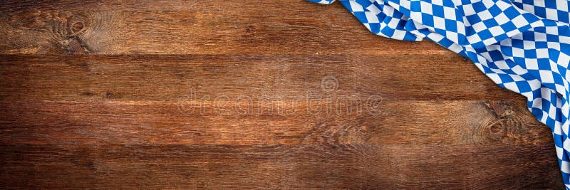 Fond large en bois rustique en bois de panorama de la Bavière avec b blanc image stock Fond large en bois rustique en bois de panorama de la Bavière avec b blanc image stock